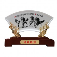 馬到成功陶瓷屏風辦公室桌擺設(shè)送領(lǐng)導商務禮品